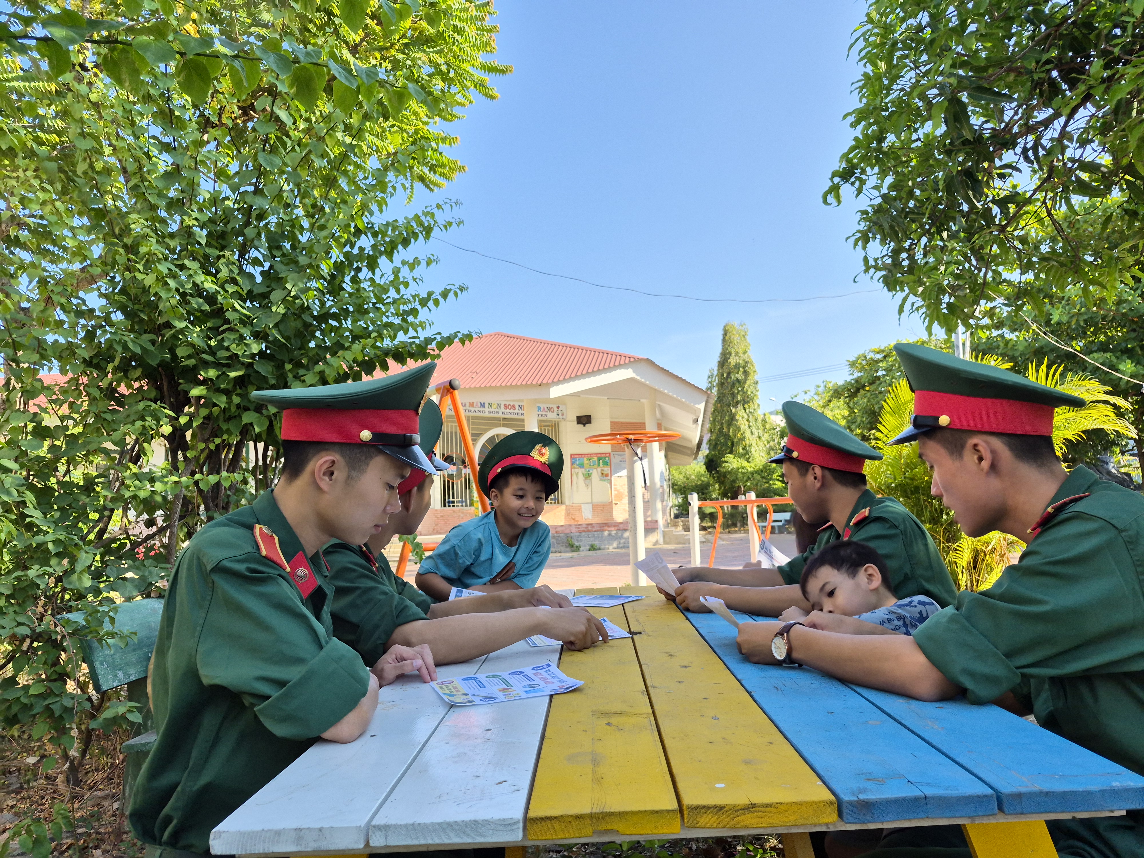 Người lạ cho kẹo