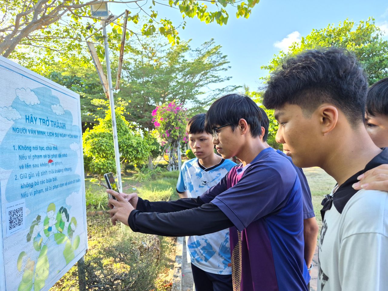 TRẺ EM LÀNG SOS NHA TRANG HÀO HỨNG VỚI DỰ ÁN “LÁ CHẮN SỐ – VÒNG TAY XANH”